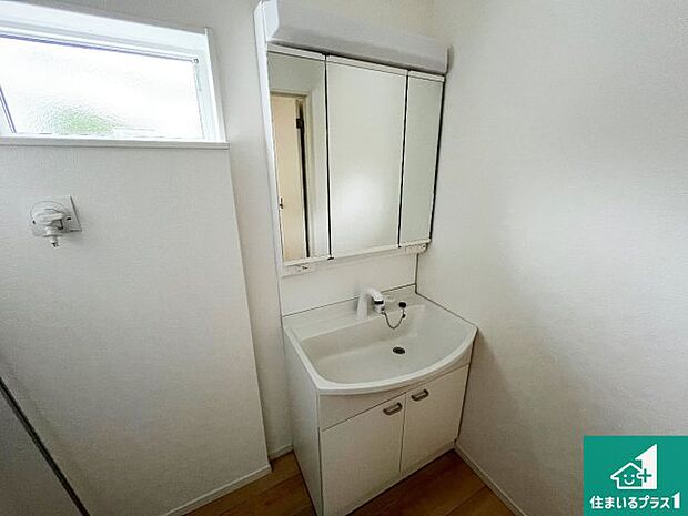 【独立洗面台】清潔感のある洗面台です。フラットな鏡は掃除がしやすく毎日清潔!鏡裏には収納があるのでスッキリとした洗面台が保てます。