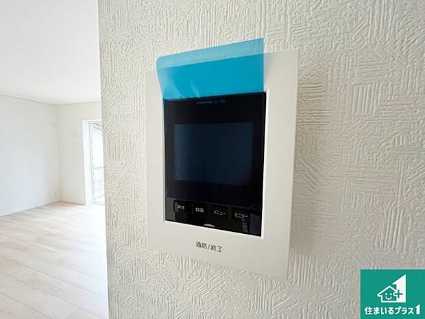 【カラーモニターインターホン】声だけでなく来訪者の姿や顔がモニターで確認できるので、小さなお子様がいらっしゃるご家庭でも安心できます!