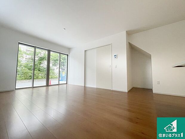 【居間・リビング】日当たり良好の明るいリビングで朝の目覚めもスッキリできそう!対面キッチンでご家族のコミュニケーションも自然と増える設計!小さなお子様が遊ぶスペースを作っても広々とくつろげるLDK!