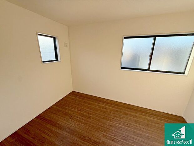 【洋室】シンプルな洋室は、自分好みのインテリアが楽しめます♪ご家族とインテリアや家具を選びに行くのは新築購入時の醍醐味の一つです。ぜひお楽しみください♪