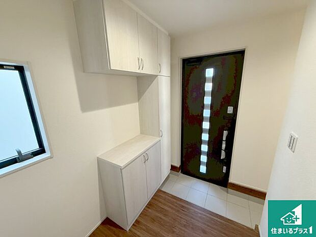 【玄関】シューズボックスにはたくさんの靴が収納できるので玄関周りはいつもスッキリ!ご家族が増えても安心!