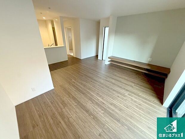 【居間・リビング】日当たり良好の明るいリビングで朝の目覚めもスッキリできそう!対面キッチンでご家族のコミュニケーションも自然と増える設計!小さなお子様が遊ぶスペースを作っても広々とくつろげるLDK!