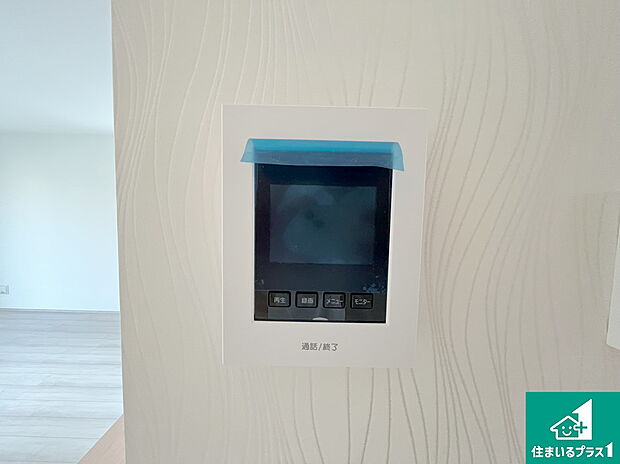 【カラーモニターインターホン】声だけでなく来訪者の姿や顔がモニターで確認できるので、小さなお子様がいらっしゃるご家庭でも安心できます!