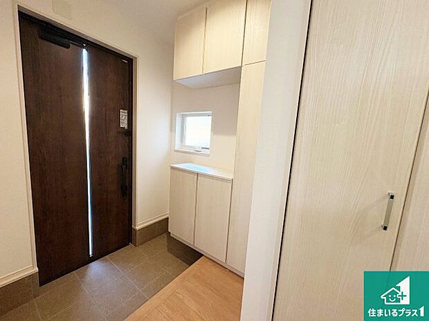 【玄関】シューズボックスにはたくさんの靴が収納できるので玄関周りはいつもスッキリ!ご家族が増えても安心!