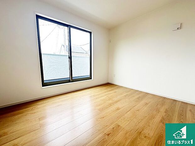 【洋室】シンプルな洋室は、自分好みのインテリアが楽しめます♪ご家族とインテリアや家具を選びに行くのは新築購入時の醍醐味の一つです。ぜひお楽しみください♪