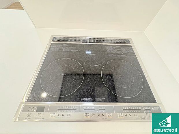 【コンロ】火を使わないので、安心なIHコンロ!でこぼこが無い構造なので、掃除もしやすく清潔に保てます!