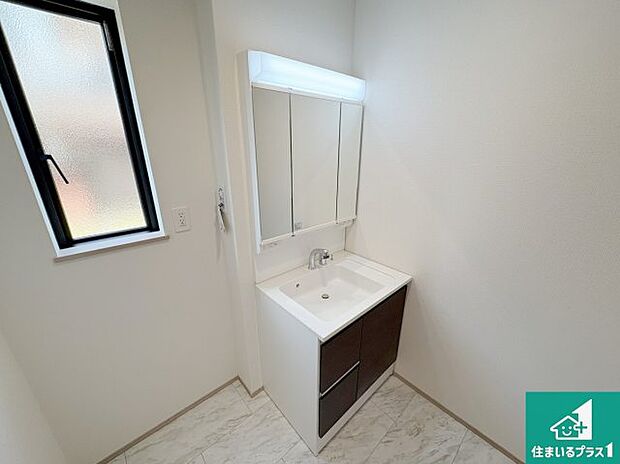 【独立洗面台】清潔感のある洗面台です。フラットな鏡は掃除がしやすく毎日清潔!鏡裏には収納があるのでスッキリとした洗面台が保てます。