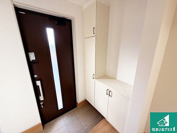 【玄関】シューズボックスにはたくさんの靴が収納できるので玄関周りはいつもスッキリ！ご家族が増えても安心！