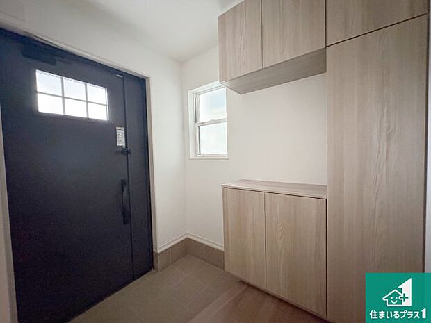 【玄関】シューズボックスにはたくさんの靴が収納できるので玄関周りはいつもスッキリ!ご家族が増えても安心!