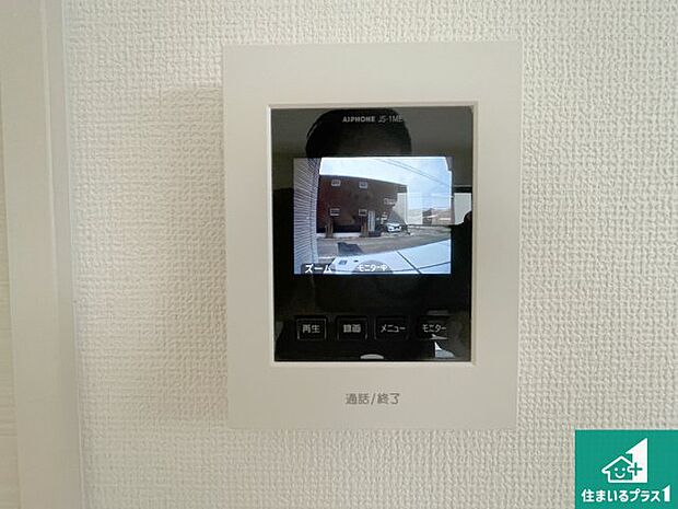 【カラーモニターインターホン】声だけでなく来訪者の姿や顔がモニターで確認できるので、小さなお子様がいらっしゃるご家庭でも安心できます！