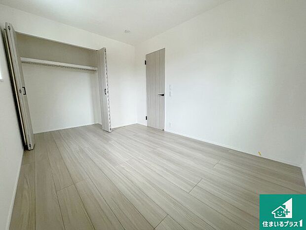 【洋室】シンプルな洋室は、自分好みのインテリアが楽しめます♪ご家族とインテリアや家具を選びに行くのは新築購入時の醍醐味の一つです。ぜひお楽しみください♪