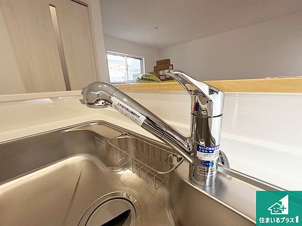 【キッチン水栓】浄水器を内蔵!炊飯時、お茶を作る時に安心してお水を使えます!お湯と冷水、浄水と原水、シャワーの切替えもワンタッチです!