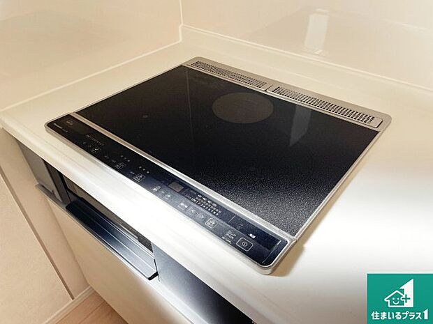 【コンロ】火を使わないので、安心なIHコンロ!でこぼこが無い構造なので、掃除もしやすく清潔に保てます!