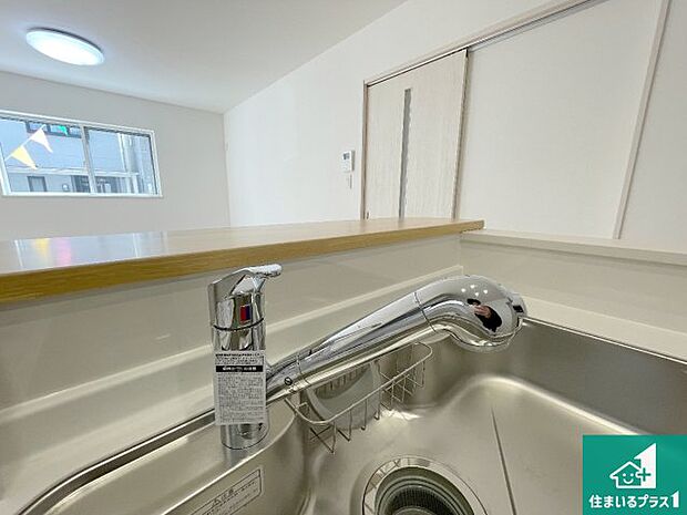 【キッチン水栓】浄水器を内蔵！炊飯時、お茶を作る時に安心してお水を使えます！お湯と冷水、浄水と原水、シャワーの切替えもワンタッチです！