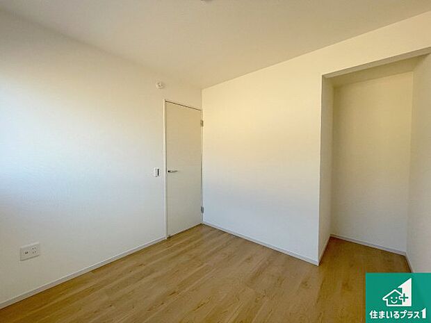 【洋室】シンプルな洋室は、自分好みのインテリアが楽しめます♪ご家族とインテリアや家具を選びに行くのは新築購入時の醍醐味の一つです。ぜひお楽しみください♪