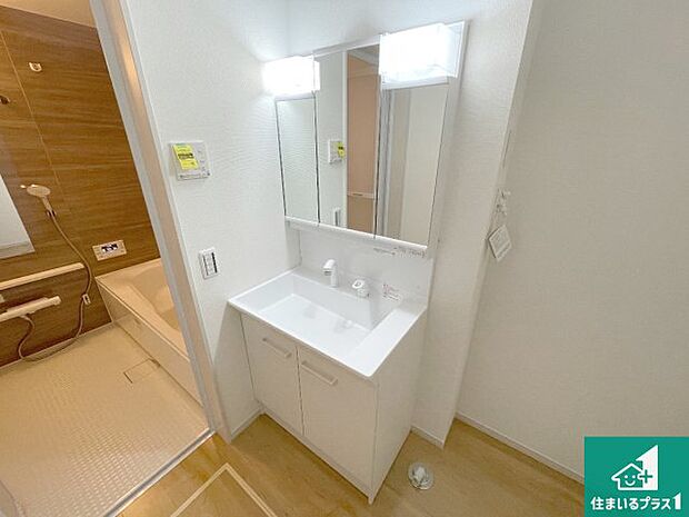 【独立洗面台】清潔感のある洗面台です。フラットな鏡は掃除がしやすく毎日清潔！鏡裏には収納があるのでスッキリとした洗面台が保てます。