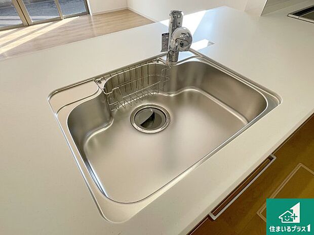 【キッチンシンク】蛇口の先端に浄水器を内蔵しています！原水と浄水、お湯と冷水、シャワーの切替えがワンタッチなので用途によって使い分けられます。