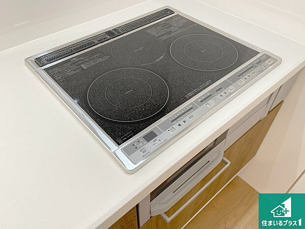 【コンロ】火を使わないので、安心なＩＨコンロ！でこぼこが無い構造なので、掃除もしやすく清潔に保てます！ 