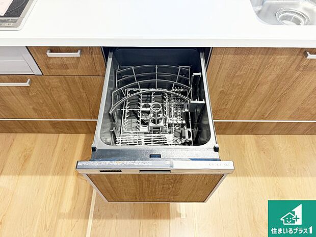 【食器洗浄乾燥機】食事後の一仕事、食器洗いをボタン一つでお任せできちゃいます！場所を取らないビルトイン式なので、お料理スペースもしっかり確保！