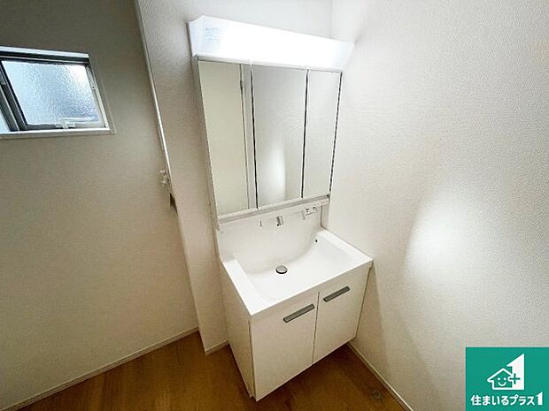 【独立洗面台】清潔感のある洗面台です。フラットな鏡は掃除がしやすく毎日清潔！鏡裏には収納があるのでスッキリとした洗面台が保てます。
