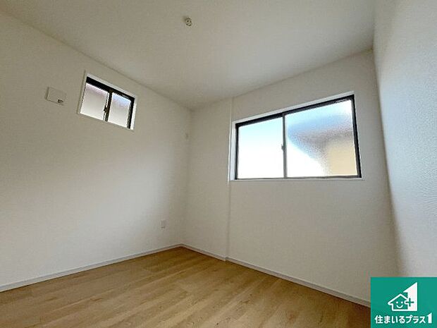 【洋室】シンプルな洋室は、自分好みのインテリアが楽しめます♪ご家族とインテリアや家具を選びに行くのは新築購入時の醍醐味の一つです。ぜひお楽しみください♪