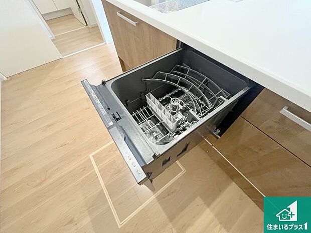 【食器洗浄乾燥機】食事後の一仕事、食器洗いをボタン一つでお任せできちゃいます！場所を取らないビルトイン式なので、お料理スペースもしっかり確保！