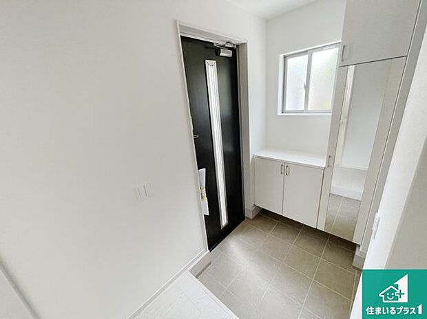 【玄関】シューズボックスにはたくさんの靴が収納できるので玄関周りはいつもスッキリ！ご家族が増えても安心！