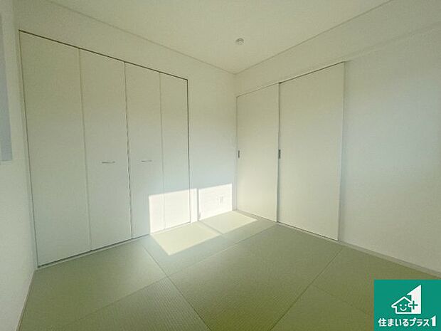 【和室】一室あると便利な和室は客間としてだけでなく、小さなお子様のプレイルームや食後のくつろぎスペースとしてもご利用いただけます。収納もついていますので大活躍間違いなし！