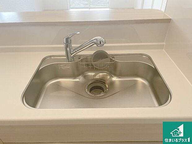 【キッチンシンク】蛇口の先端に浄水器を内蔵しています！原水と浄水、お湯と冷水、シャワーの切替えがワンタッチなので用途によって使い分けられます。