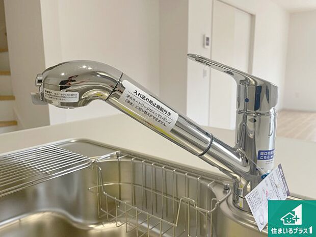 【キッチン水栓】浄水器を内蔵！炊飯時、お茶を作る時に安心してお水を使えます！お湯と冷水、浄水と原水、シャワーの切替えもワンタッチです！