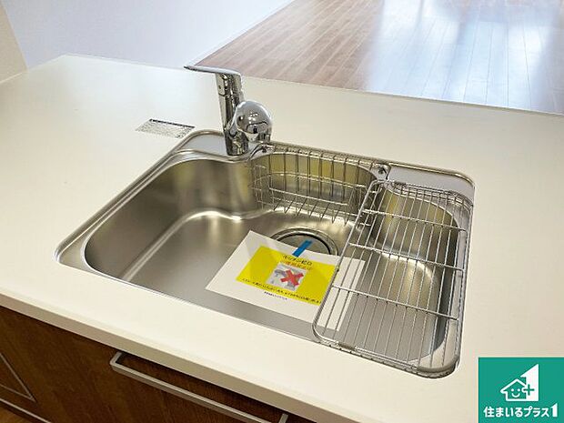 【キッチンシンク】蛇口の先端に浄水器を内蔵しています！原水と浄水、お湯と冷水、シャワーの切替えがワンタッチなので用途によって使い分けられます。