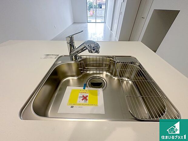 【キッチンシンク】蛇口の先端に浄水器を内蔵しています！原水と浄水、お湯と冷水、シャワーの切替えがワンタッチなので用途によって使い分けられます。