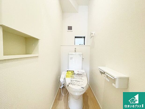 【トイレ】1・2階の2ヶ所にあるので、朝の忙しい時間の順番待ちもなく、深夜の利用にも大変便利です。