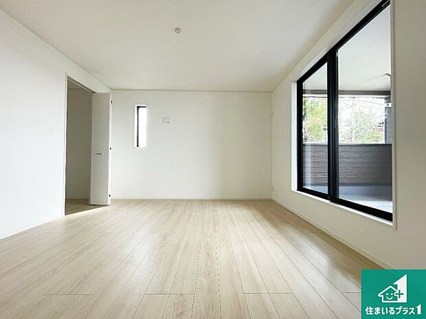 【洋室】シンプルな洋室は、自分好みのインテリアが楽しめます♪ご家族とインテリアや家具を選びに行くのは新築購入時の醍醐味の一つです。ぜひお楽しみください♪