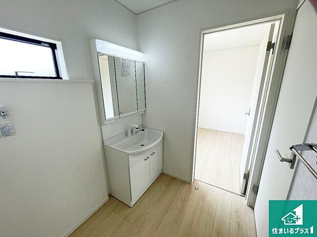 【独立洗面台】清潔感のある洗面台です。フラットな鏡は掃除がしやすく毎日清潔！鏡裏には収納があるのでスッキリとした洗面台が保てます。