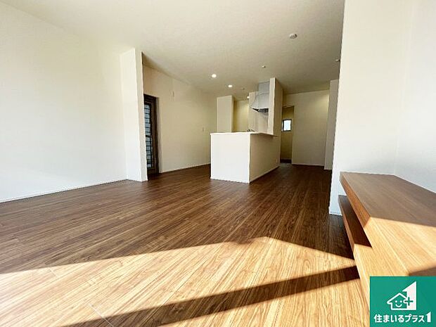 【居間・リビング】日当たり良好の明るいリビングで朝の目覚めもスッキリできそう！対面キッチンでご家族のコミュニケーションも自然と増える設計！小さなお子様が遊ぶスペースを作っても広々とくつろげるLDK！