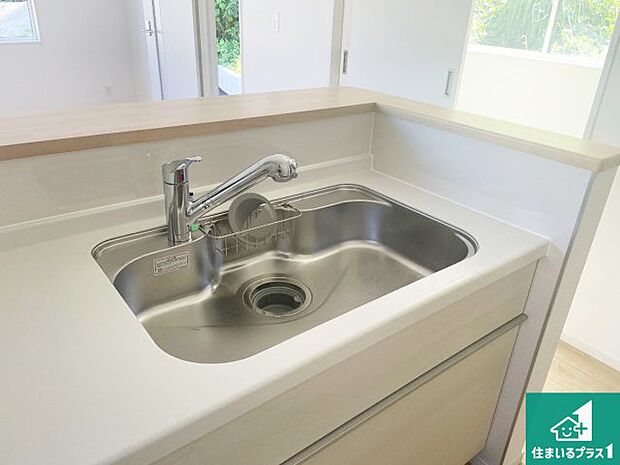 【キッチンシンク】蛇口の先端に浄水器を内蔵しています!原水と浄水、お湯と冷水、シャワーの切替えがワンタッチなので用途によって使い分けられます。