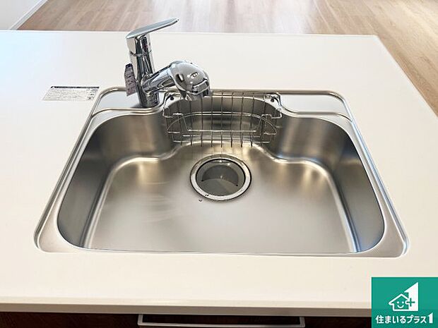 【キッチンシンク】蛇口の先端に浄水器を内蔵しています!原水と浄水、お湯と冷水、シャワーの切替えがワンタッチなので用途によって使い分けられます。