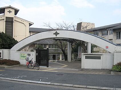 八幡市立南山小学校 徒歩100m