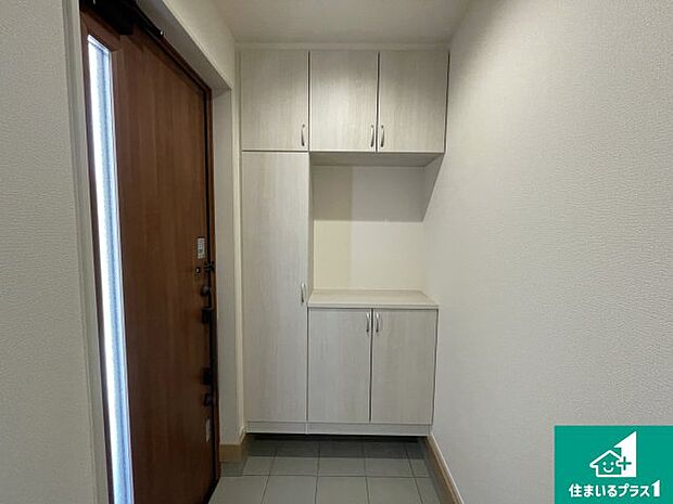 【玄関】周辺は落ち着いた街並みの住宅地!子育てがしやすい住環境です!まだ未完成ですが、現地でしかわからない事もございます。是非一度ご覧ください。