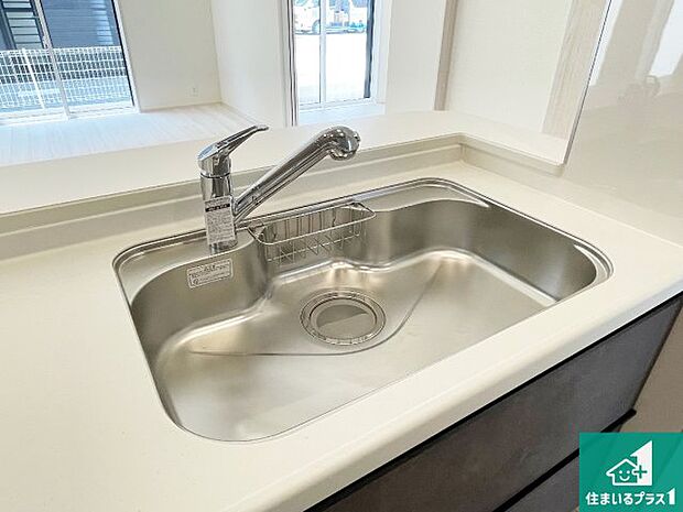 【キッチンシンク】蛇口の先端に浄水器を内蔵しています!原水と浄水、お湯と冷水、シャワーの切替えがワンタッチなので用途によって使い分けられます。