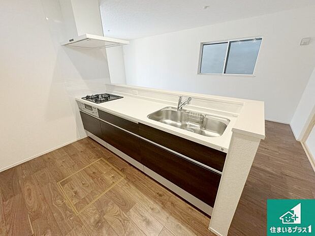 シンプルなリビングは、観葉植物等のインテリアを楽しめますね!パパ好みにも、ママ好みにも家具次第で雰囲気を変えることができます!