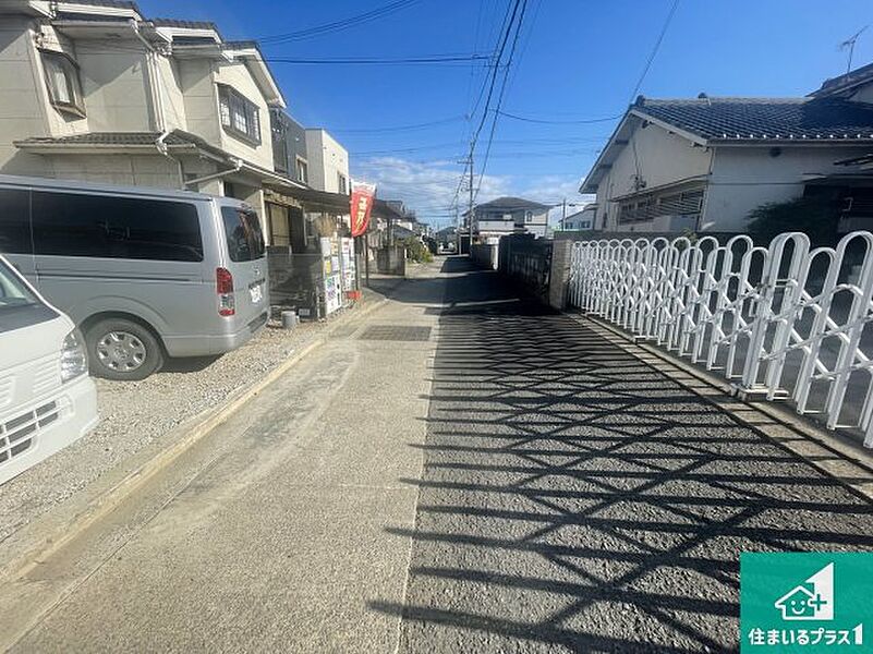 周辺は落ち着いた街並みの住宅地！子育てがしやすい住環境です！まだ未完成ですが、現地でしかわからない事もございます。是非一度ご覧ください。