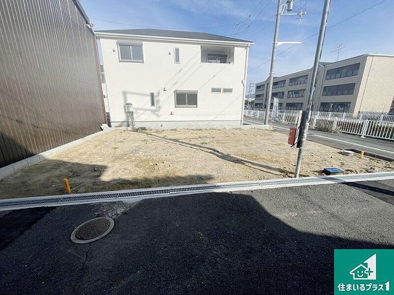 周辺は落ち着いた街並みの住宅地！子育てがしやすい住環境です！まだ未完成ですが、現地でしかわからない事もございます。是非一度ご覧ください。