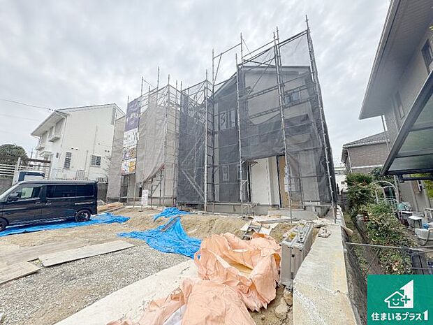 周辺は落ち着いた街並みの住宅地!子育てがしやすい住環境です!まだ未完成ですが、現地でしかわからない事もございます。是非一度ご覧ください。
