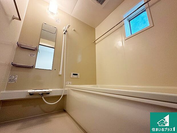 足をゆったり伸ばして寛げる浴槽です。窓が設けられていますので差し込む光が明るく穏やかな雰囲気にしてくれます♪浴室乾燥機も設置しているので、雨の日の洗濯物も安心です♪