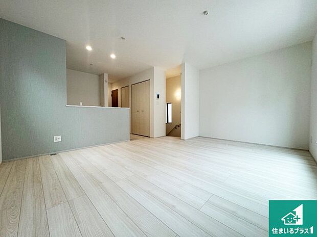 シンプルなリビングは、観葉植物等のインテリアを楽しめますね!パパ好みにも、ママ好みにも家具次第で雰囲気を変えることができます!