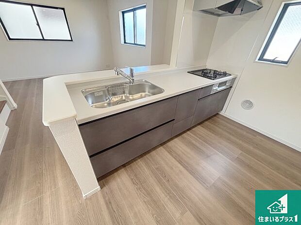 子供を見守りながらお料理が出来るため家族のコミュニケーションか増えます♪スペースが広く確保されている為お子様が大きくなったときは一緒に料理を楽しめます♪