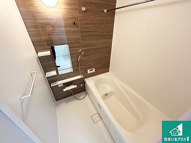 ゆったりと足を伸ばせる浴室は一日の疲れを癒してくれる大切な空間です。浴室乾燥機も設置しているので、雨の日の洗濯物も安心です♪