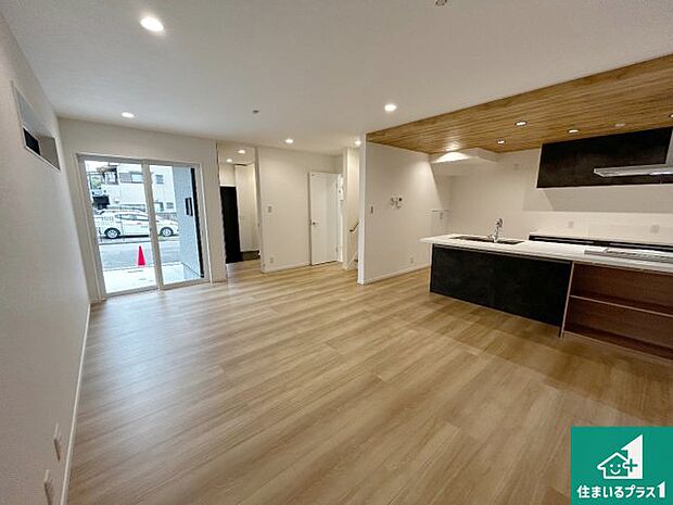 日当たり良好の明るいリビングで朝の目覚めもスッキリできそう!対面キッチンでご家族のコミュニケーションも自然と増える設計!小さなお子様が遊ぶスペースを作っても広々とくつろげるLDK!